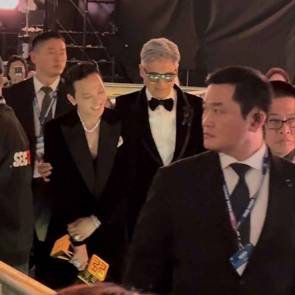 gdpdates's tweet image. This PRETTY man and his damn smile 🥰

#GD #지드래곤 #지디 #GDRAGON