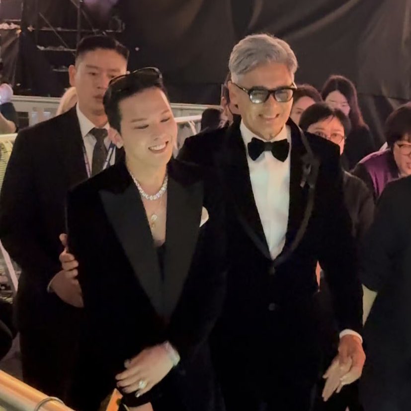 gdpdates's tweet image. This PRETTY man and his damn smile 🥰

#GD #지드래곤 #지디 #GDRAGON