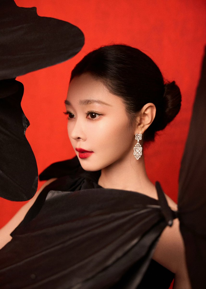 flwraszr's tweet photo. THIS CHARISMA. THIS AURA. THIS MOTHER YI🦋

#songyi #宋轶 https://t.co/ZeMAQbLMyE