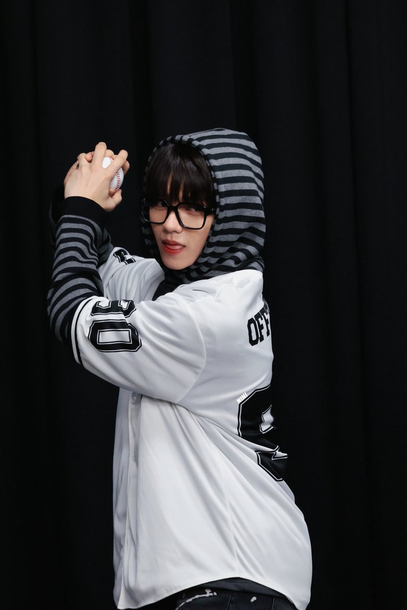 niniiny_'s tweet image. 可以教我打棒球嗎學長⚾️
#JL #제이엘