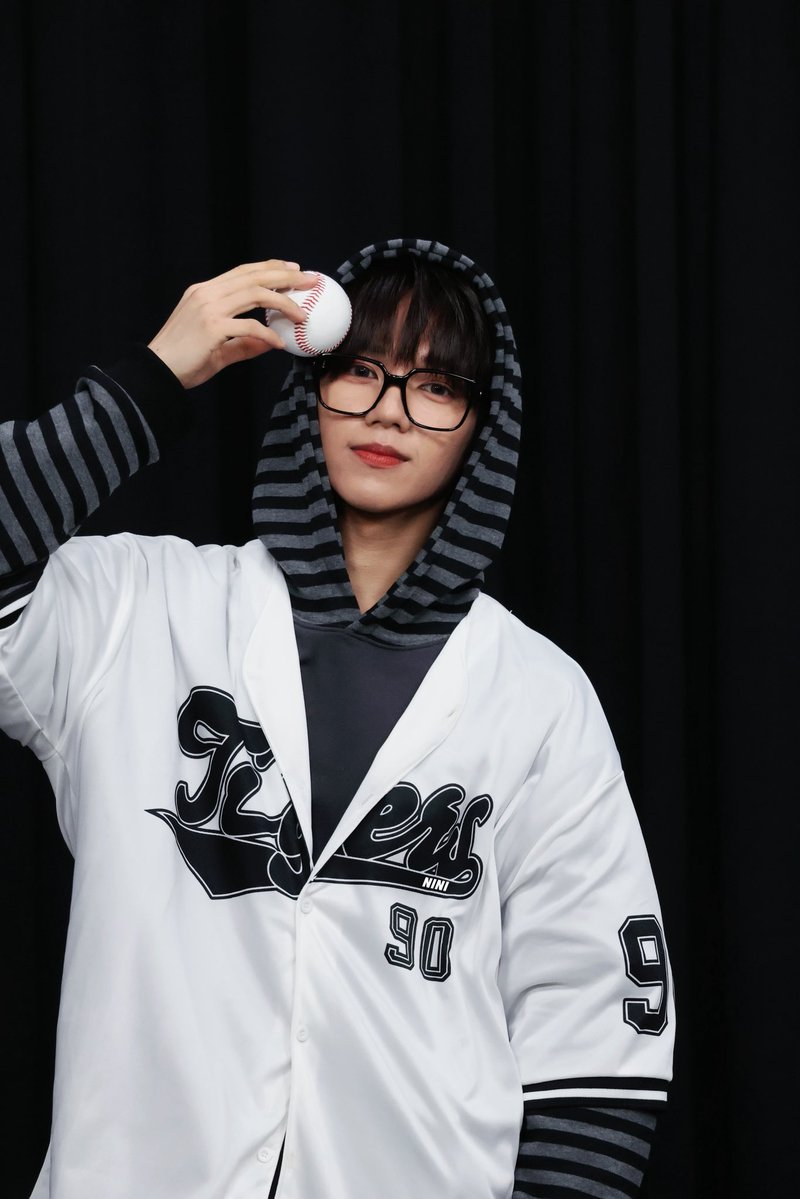 niniiny_'s tweet image. 可以教我打棒球嗎學長⚾️
#JL #제이엘