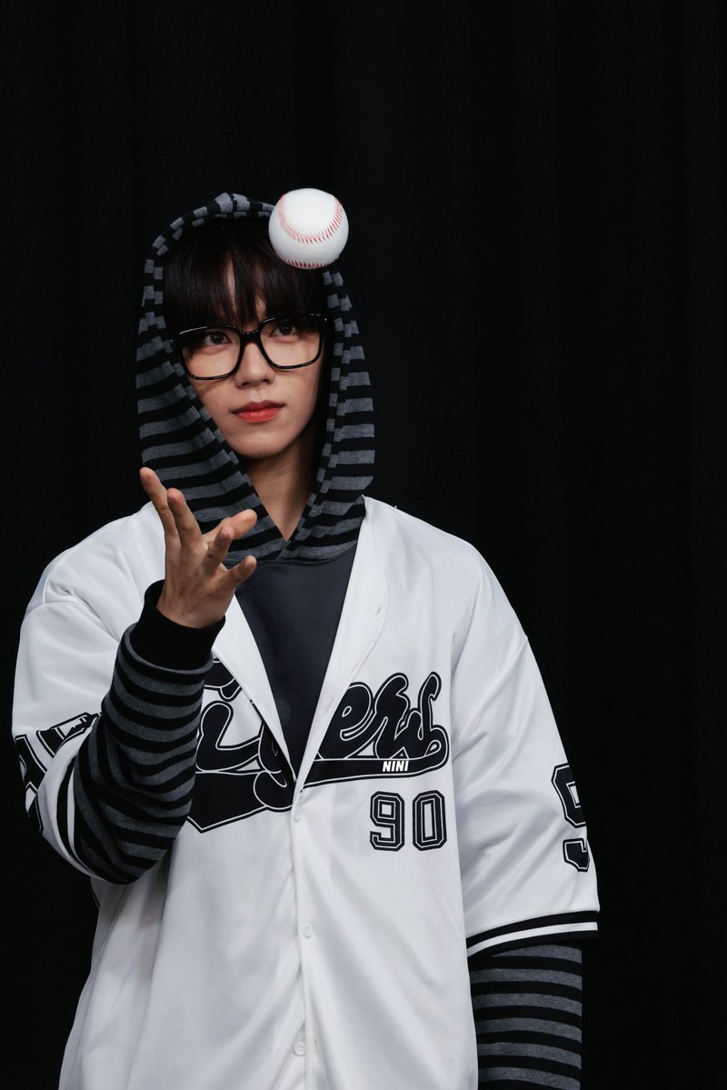 niniiny_'s tweet image. 可以教我打棒球嗎學長⚾️
#JL #제이엘