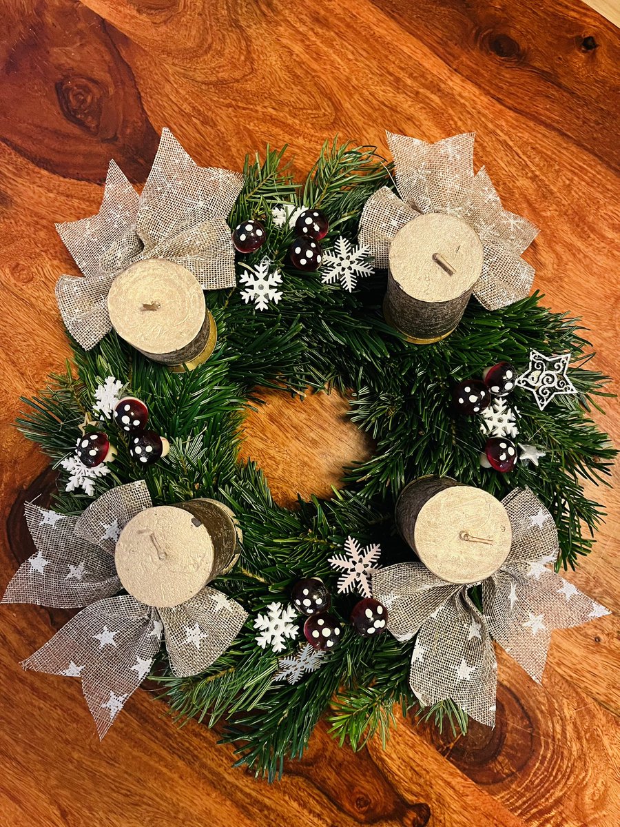 IvaSimunkova's tweet photo. @kutinonova No nádhera, mňam. 👏👏Já právě dokončila houbařský adventní věnec 😃 https://t.co/voi1jmpLYQ