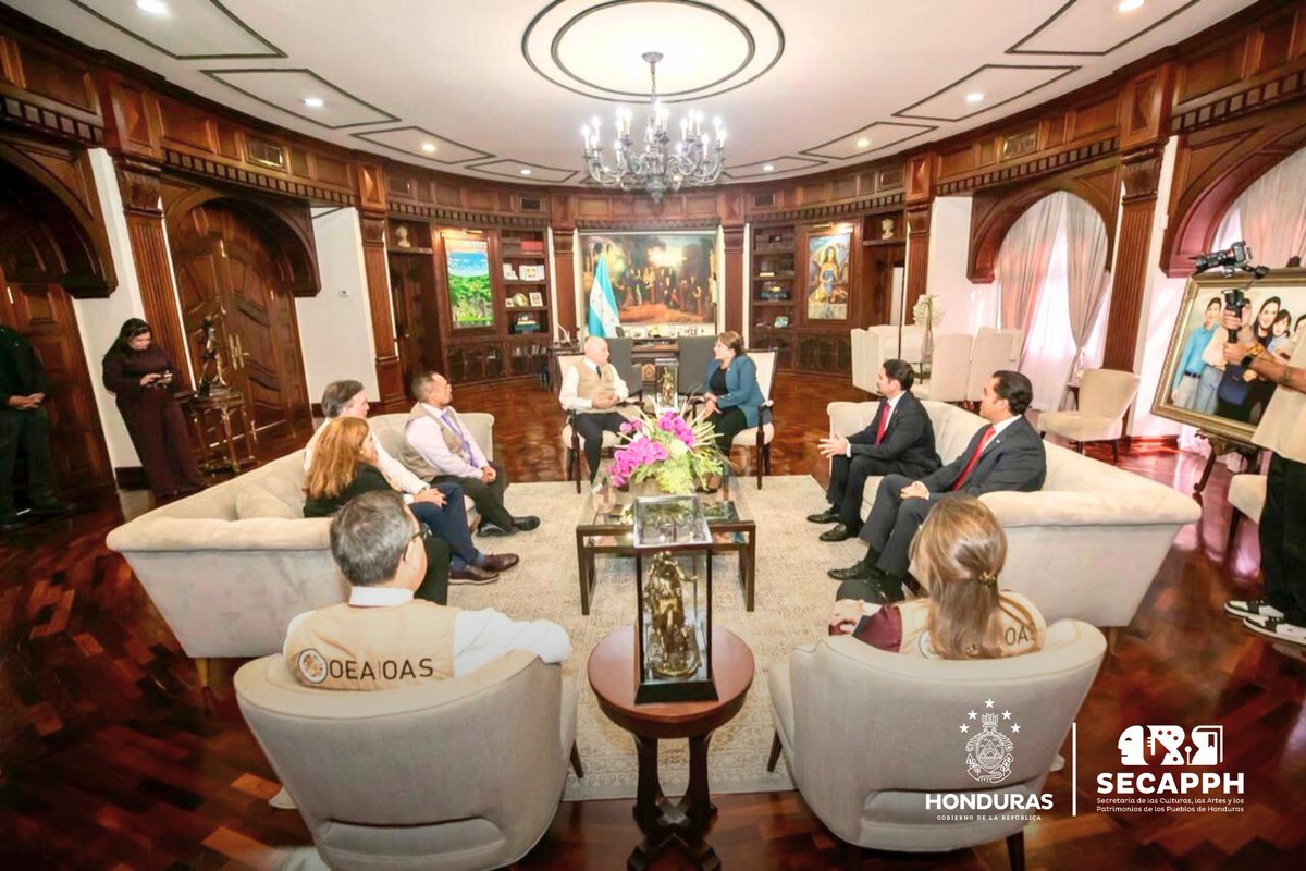 SECAPPH's tweet image. #SECAPPHINFORMA 🔴La presidenta @xiomaracastroz, recibió a la Misión de Observación Electoral de la Organización de Estados Americanos (OEA) en la antesala de las elecciones generales que se van a celebrar este domingo 30 de noviembre en el país. 🗳️🇭🇳

🔺La delegación continental…