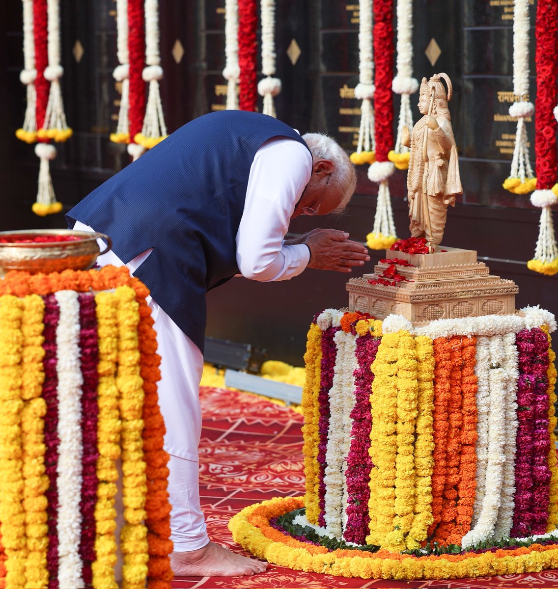 narendramodi_in's tweet image. Glimpses from the Shree Samsthan Gokarn Partagali Jeevottam Math in Goa, where PM @narendramodi unveiled a 77 ft. statue of Prabhu Shri Ram.

For more pictures, visit: photo-gallery.narendramodi.in/gallery/196034
