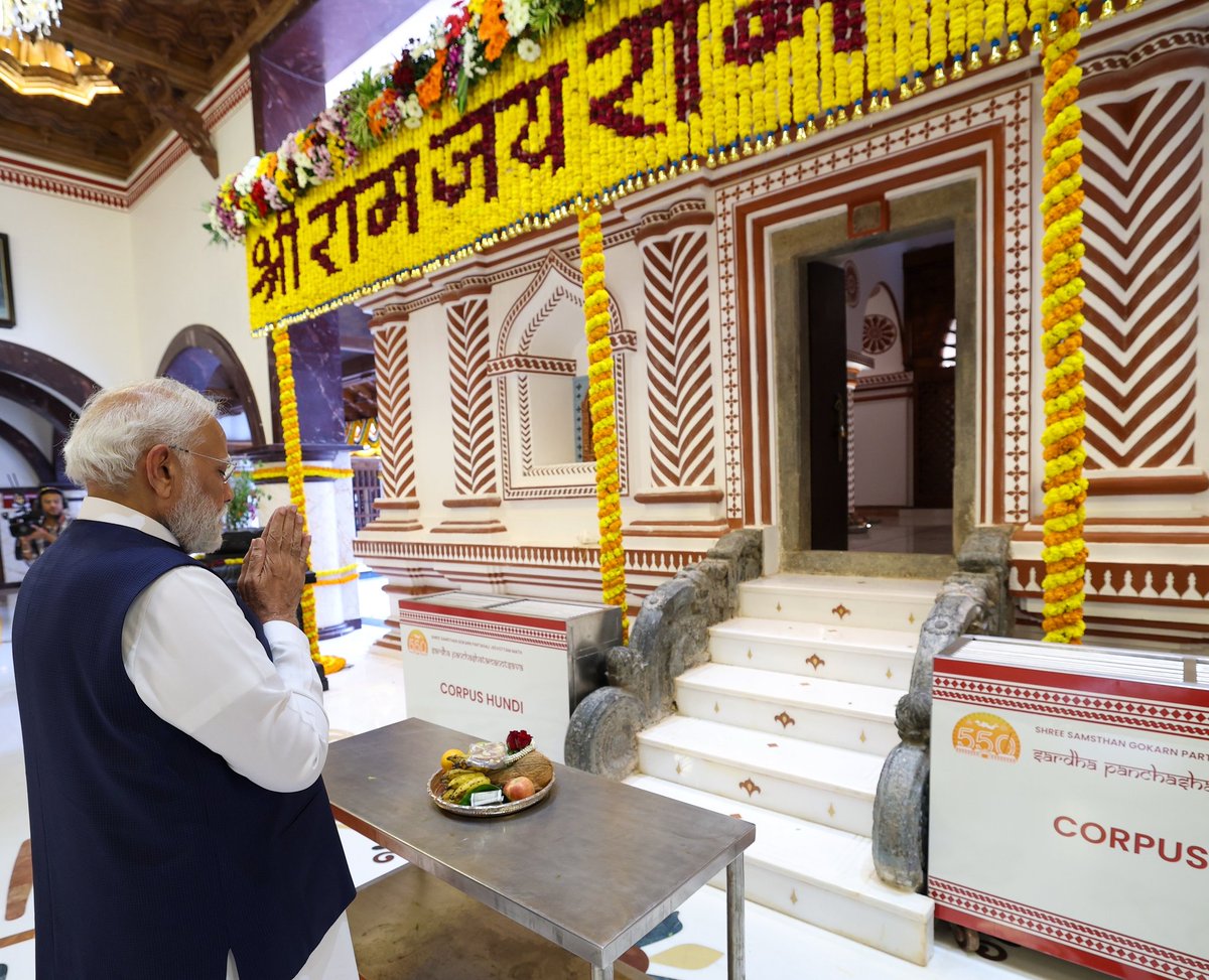 narendramodi_in's tweet image. Glimpses from the Shree Samsthan Gokarn Partagali Jeevottam Math in Goa, where PM @narendramodi unveiled a 77 ft. statue of Prabhu Shri Ram.

For more pictures, visit: photo-gallery.narendramodi.in/gallery/196034