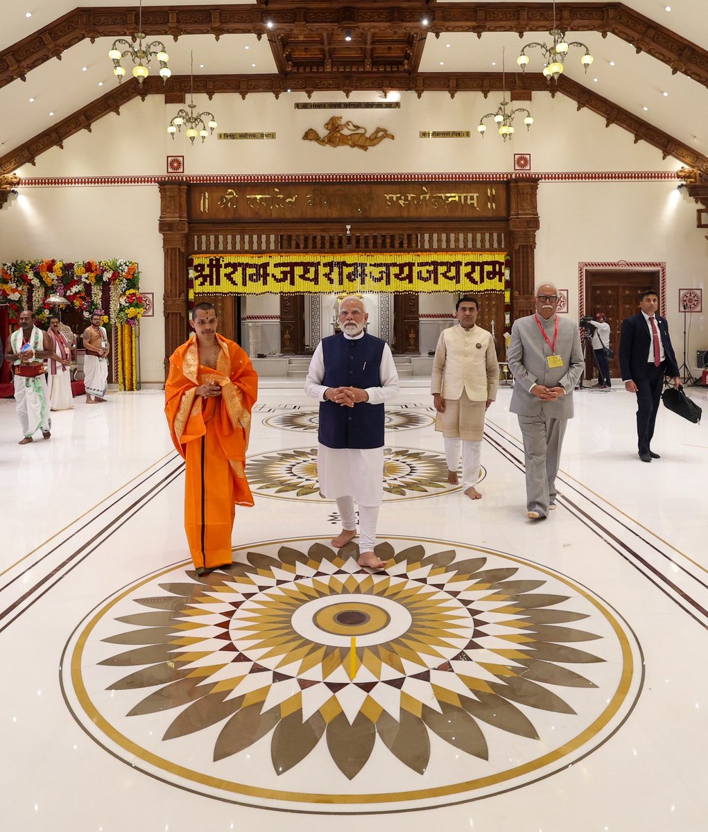 narendramodi_in's tweet image. Glimpses from the Shree Samsthan Gokarn Partagali Jeevottam Math in Goa, where PM @narendramodi unveiled a 77 ft. statue of Prabhu Shri Ram.

For more pictures, visit: photo-gallery.narendramodi.in/gallery/196034