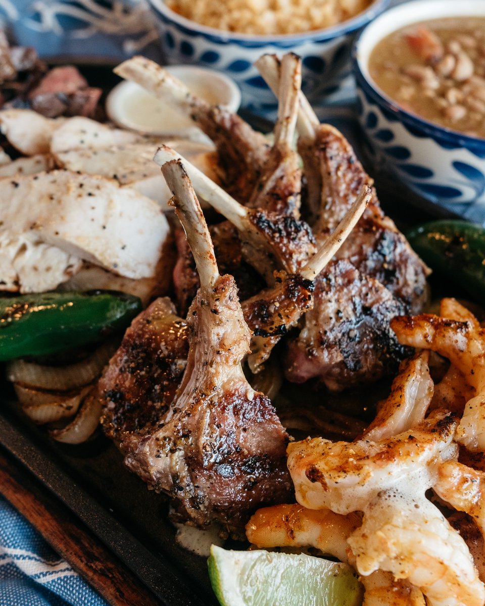 PappasitosTXMEX's tweet image. Why choose when you can have it all? Our Family Platter has all of your favorites on one sizzling platter—Grilled Lamb Chops, Shrimp Fajita, Beef Fajita &amp;amp; Grilled Chicken—with all the Tex-Mex toppings. Feeds 3-4, perfect for sharing. #LegendaryTexMex #Pappasitos