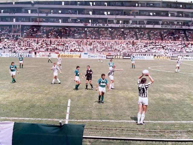 Christi6179520's tweet photo. ¡JOYA DE RECUERDO!

El Club León enfrentando a la Juventus de Turín en el Nou Camp (1991). https://t.co/VT0tDAsmTQ