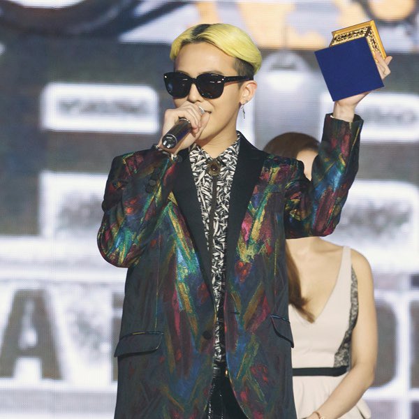 gdragon really is one of a kind because he’s holding a mama award that has only ever been won by one solo artist before him….and that was him in 2013 😭