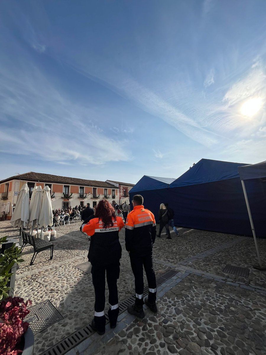 Más tarde recibimos nuevo aviso de #Summa por mujer en domicilio con dificultad respiratoria y dolor torácico. Valoración junto #UAD y traslado al #HRJC. 
También estamos presentes en los diferentes campos de fútbol del municipio y en la Feria del Marisco. #ASEM112 #Navalcarnero