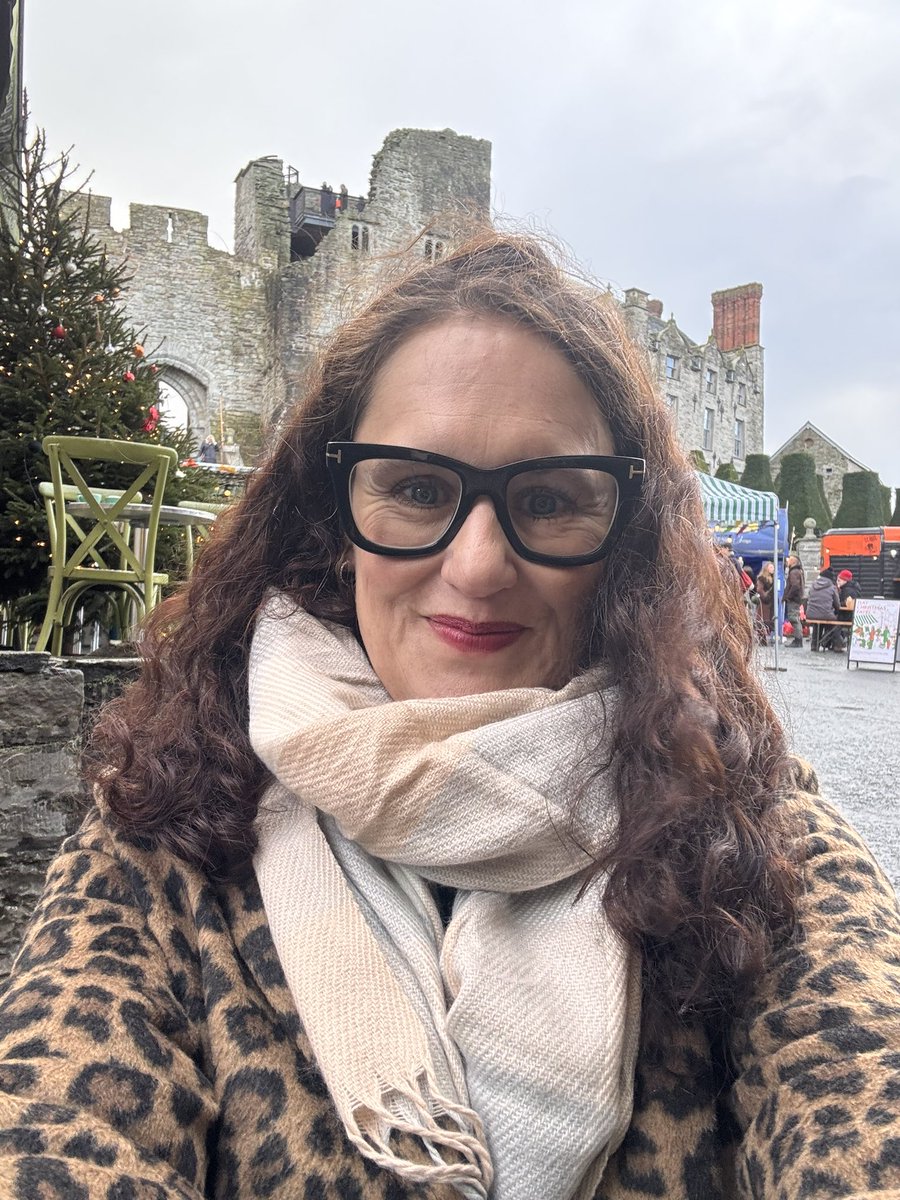 QuickBookRevie3's tweet image. Hello @hayfestival what a wonderful day I am having!