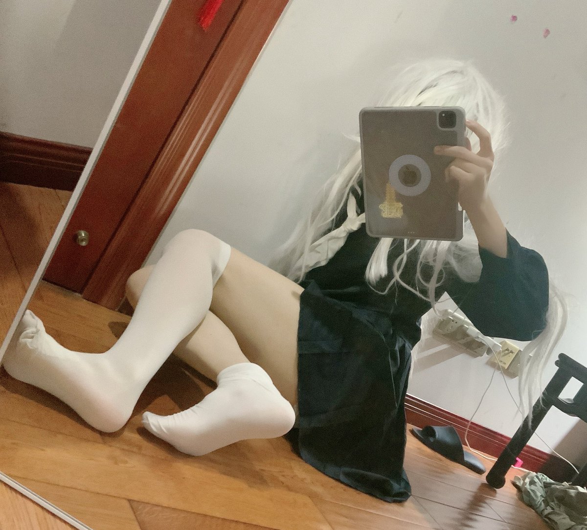 #男の娘  #男娘 #伪娘
桌角旁粉红的保温杯还留存着落日的余温​
​而你总是在黑板前低语，未名湖畔，太远太远​
​却忘记了潮水已经追寻月亮三十亿年