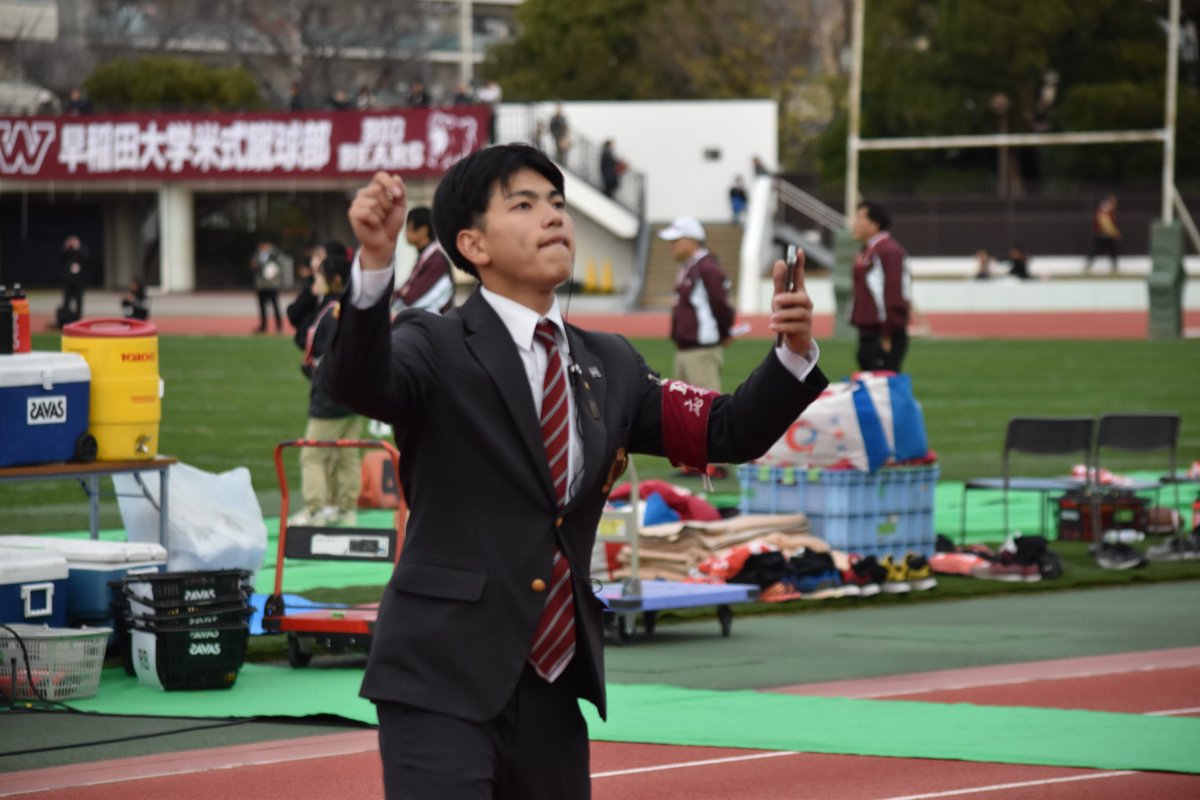 footballstore55's tweet photo. 【陰のMVP】
立命館大 42-31 早稲田大(11/29)
立命館の選手たちは口をそろえて言いました。「まったくアウェー感はなかった」と。部員の保護者や仲間たちがスタンドで声をからして応援しました。中でも今日の「陰のMVP」は応援団から二人で参戦した、応援団長の大西琢路さん(4年、福岡大大濠)とチアリーダー部の部長である湊さくらさん(4年、箕面自由学園)です。ハーフタイム時に取材すると、二人は口々に「去年の関学さんがすごいアウェーの中で戦ったと聞いていたので、全員では来られないんですけど、少しでも力になれたらと思って来ました」と話してくれました。フィールドで戦う選手に負けないぐらい輝いていたと思います。#アメフト