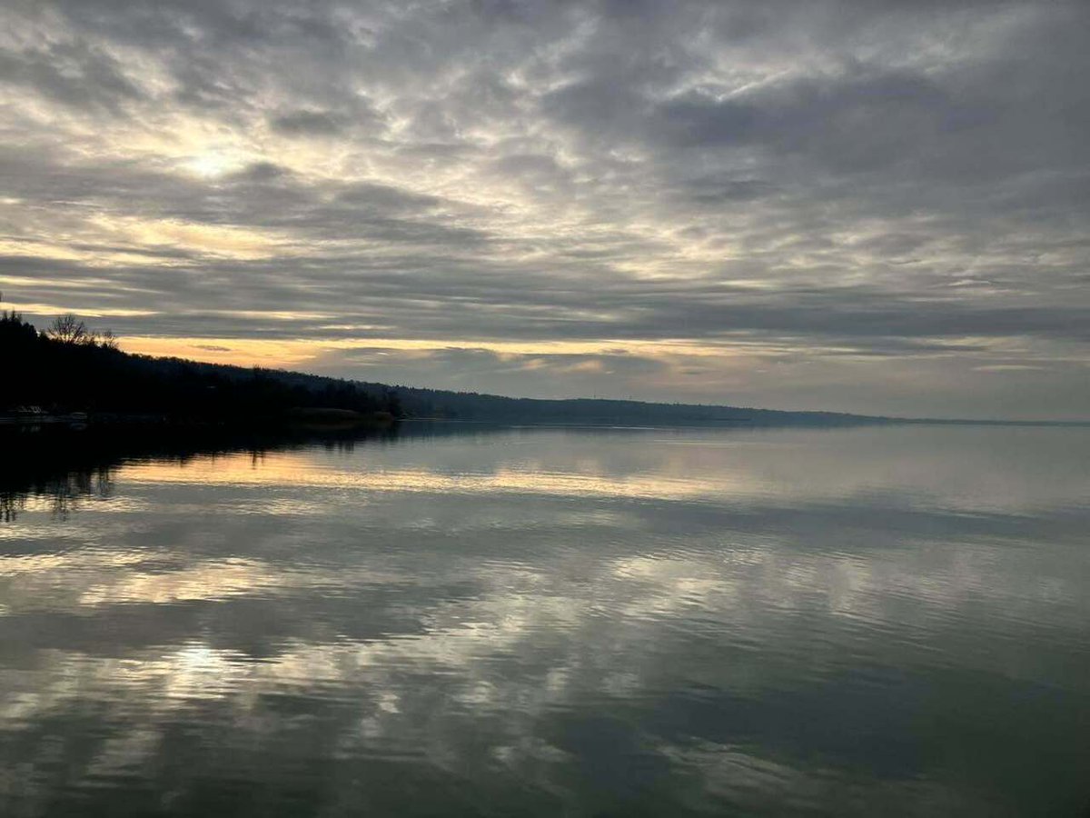 PalKerekfy's tweet image. Így indult a nap. 

#reflection #reflexion #reflexão #tükröződés #tükör #reflexión #reflections #reflexiones #mirror #sunrise #morgen #morning #hajnal #napkelte #reggel #balatonphotography #balatonphotos #balatonfotó #felhő #felhők #clouds #cloud #akarat… instagr.am/p/DRpUg_YjVps/