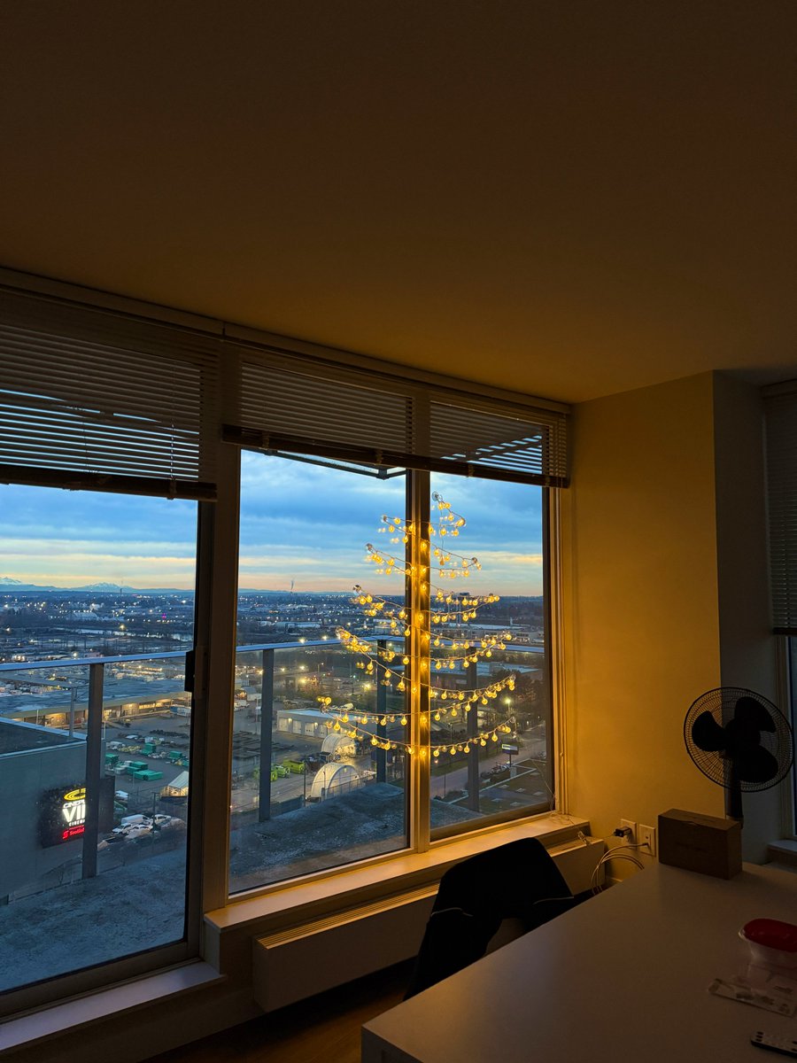 Mac_Chili__'s tweet image. 크리스마스 기대 하나도 안 된다~

하면서 전구 트리 만들기, 아침에 봐도 예뿌네