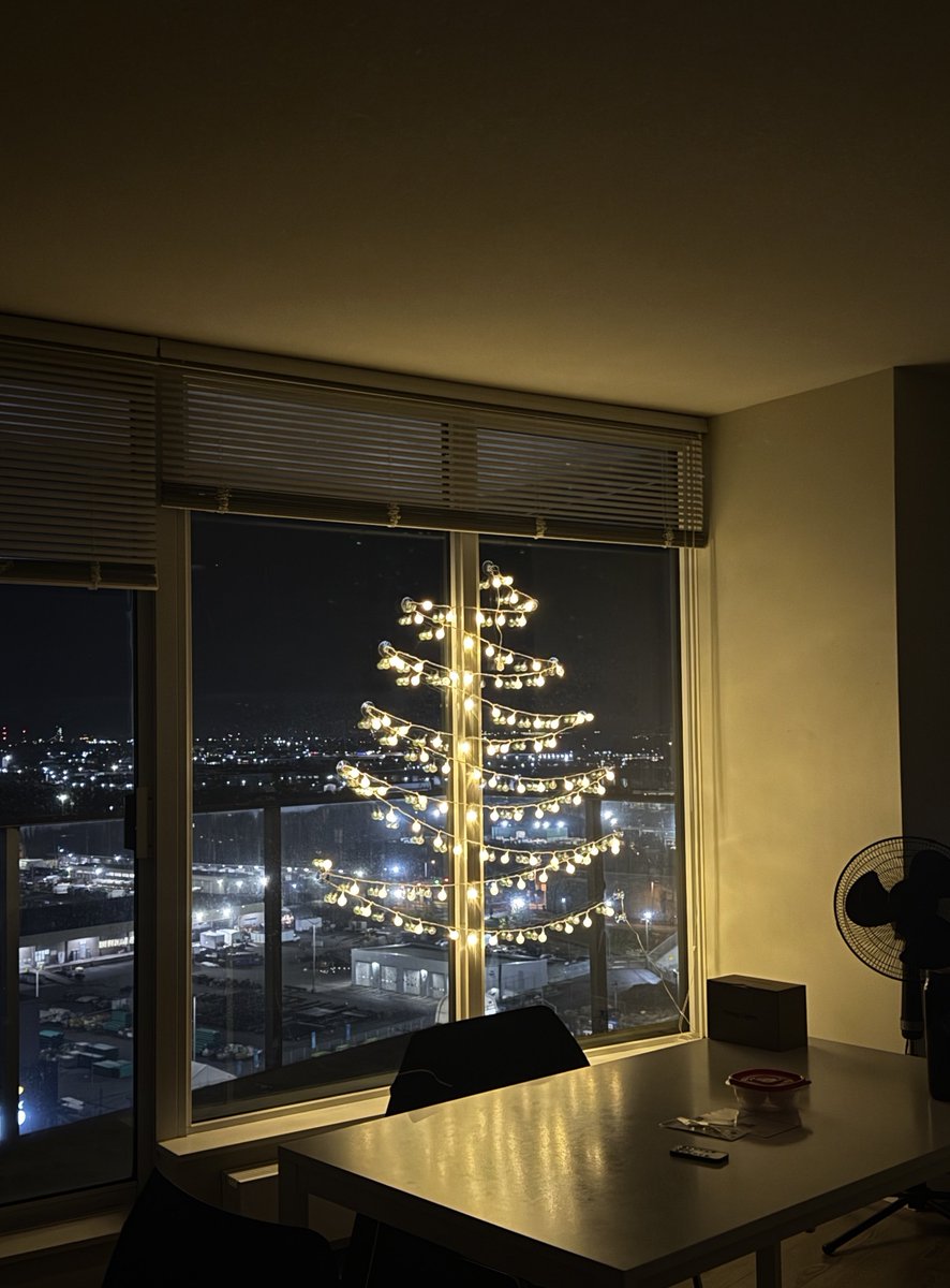 Mac_Chili__'s tweet image. 크리스마스 기대 하나도 안 된다~

하면서 전구 트리 만들기, 아침에 봐도 예뿌네