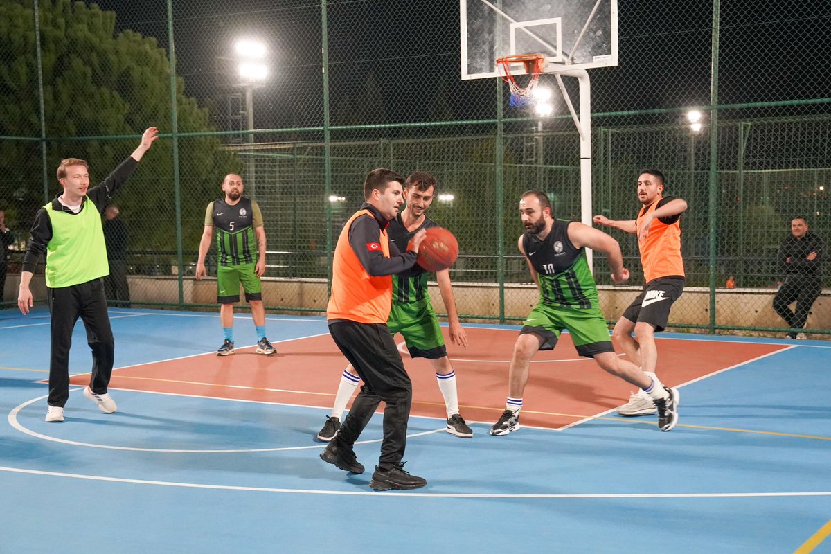 ayyildirim1's tweet photo. Ülkü Ocakları Sakarya İl yöneticilerimizle basketbol oynadık. Katılımları için MHP Sakarya İl Başkanımız Oğuz Alkaş’a teşekkür ederim. 

Türk gençliğinin güçlü ve diri kalması için sporu önemsiyoruz. 🇹🇷🏀 https://t.co/27tXKI00vr