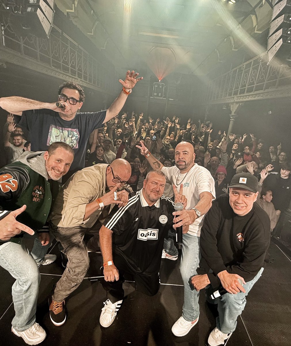 Merci Akro pour ton invitation au Botanique pour rapper et oui des fois je rap 😅 , un Botanique remplis de love et de passionés de Rap mais surtout de HIP HOP longues vies à tous 🙏🏻
« Je n’oublie pas d’où je viens qui je suis et avec qui je bois ,