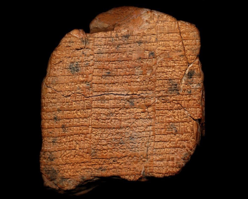 siddarthsuresh's tweet image. The tablet is 4,000 years old which contains the earliest known Bar Joke. 

Roughly translated from the dead language of Sumerian, the joke reads: “A dog walks into a bar and says, ‘I cannot see a thing. I’ll open this one.’”

#Joke