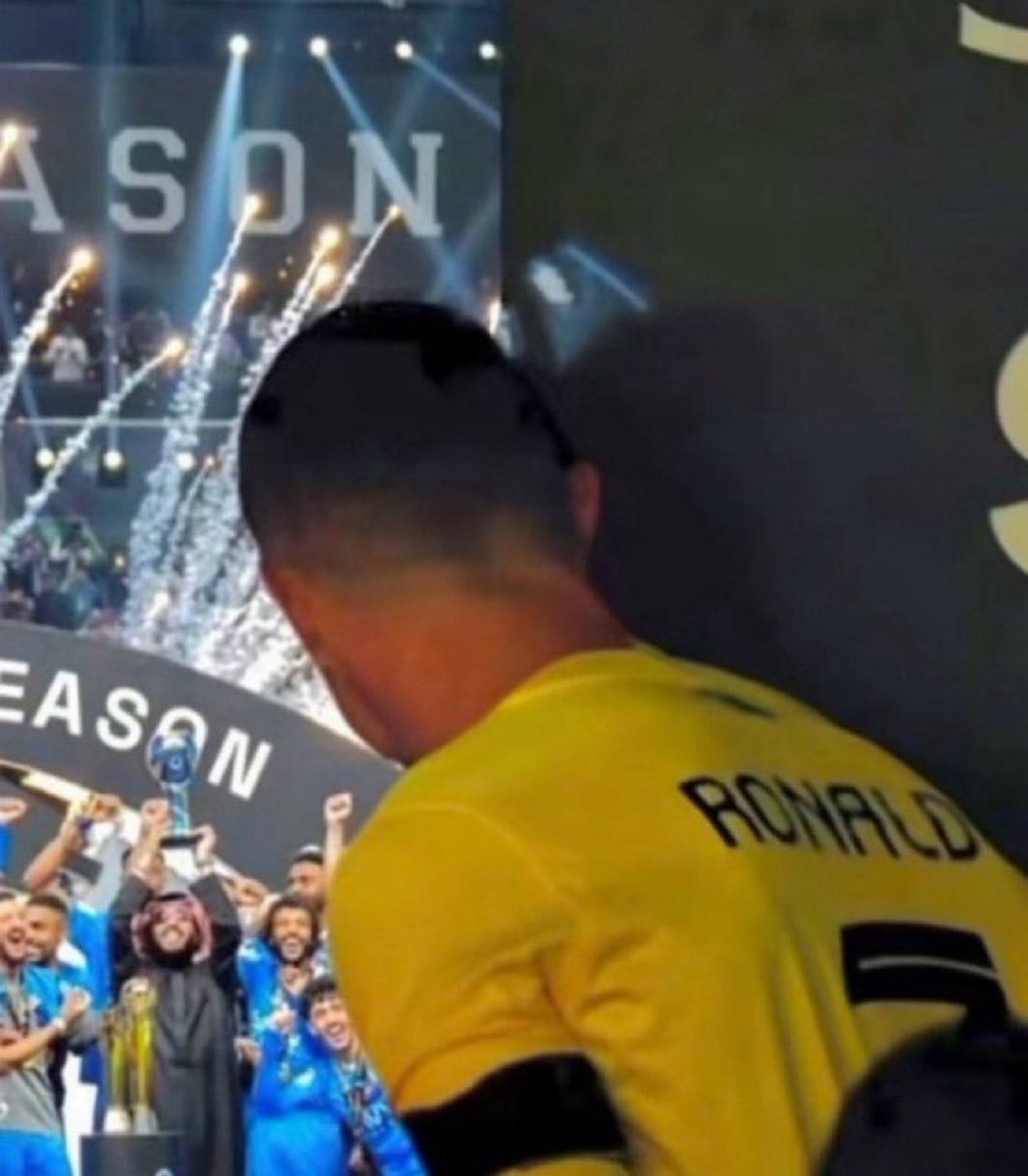 الدلخ ..

 يراقب المشهد بكل حسرة 🔥🔥

 #الهلال_الفتح