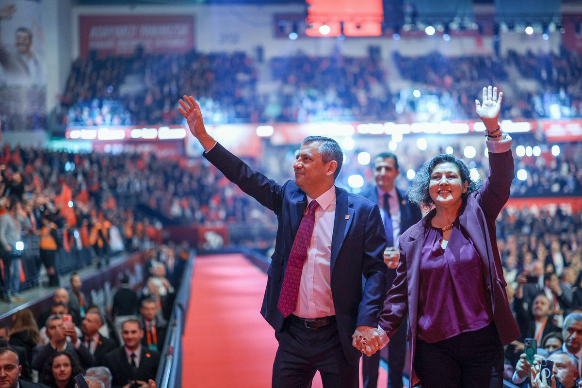 1333 geçerli oyun tamamını alarak yeniden CHP Genel Başkanı seçilen, Başkanımız Sn. <a href="/eczozgurozel/">Özgür Özel</a> ‘i tebrik ediyorum.

Yepyeni bir mücadele, yepyeni kadrolarla başlayacak. 
Birlikte, omuz omuza…