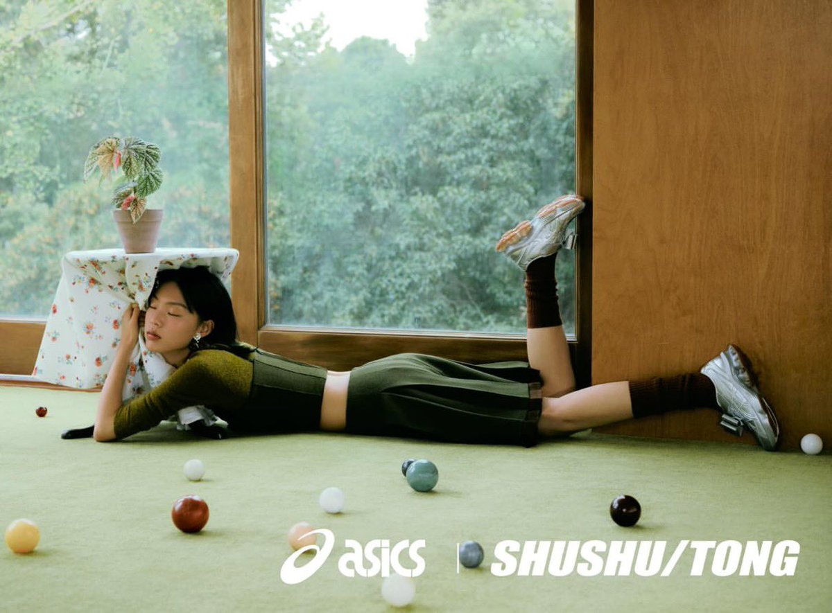 SHUSHU/TONG x Asics リボンをあしらった Gel-Kinetic Fluent が現地 
