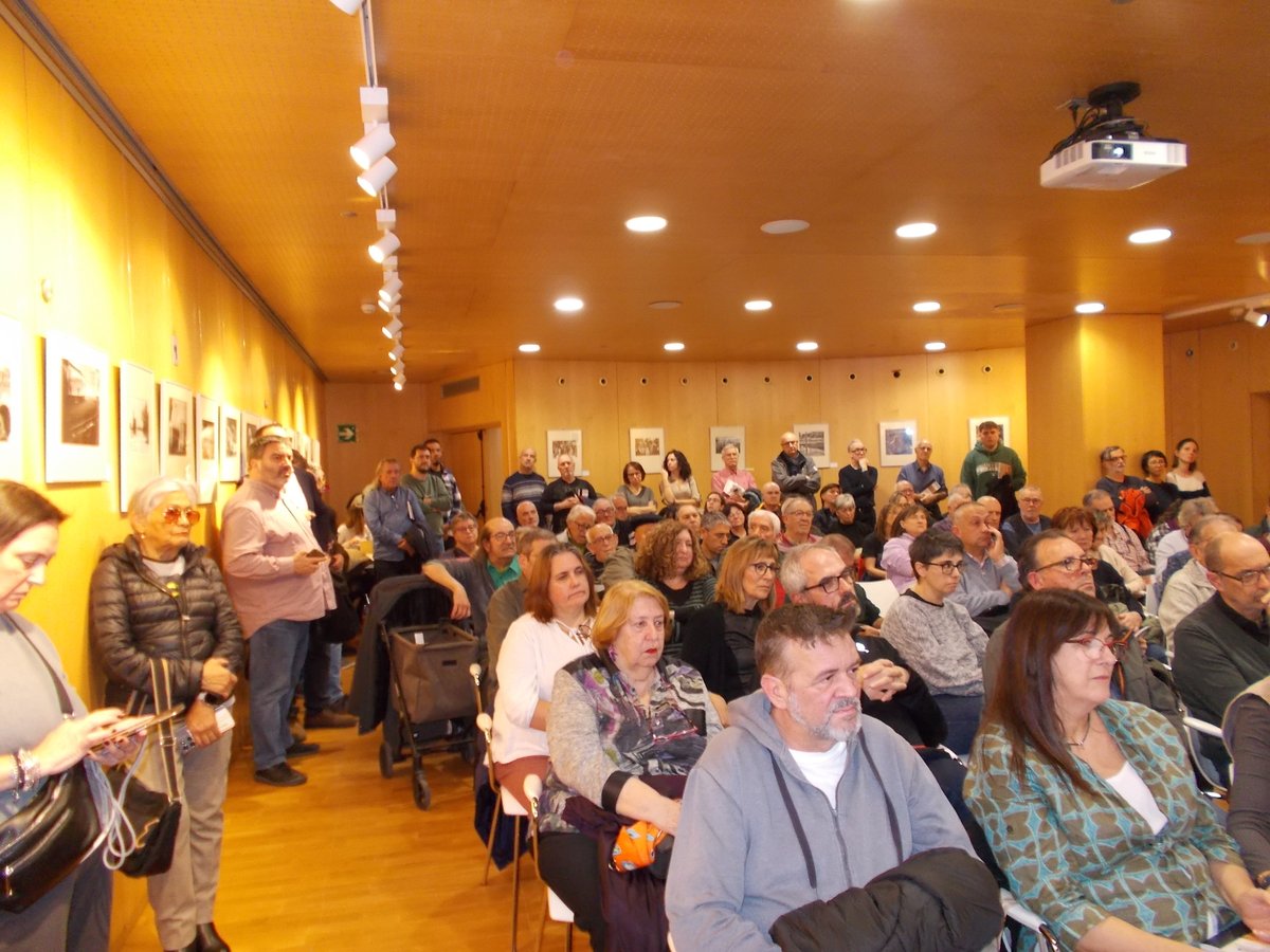La Biblioteca Francesc Candel acull la presentació d’un còmic sobre la lluita antifranquista a la fàbrica SEAT.💥📖
Al #SantsMontjuïcAlDia escoltem l'acte de presentació de "La SEAT, motor de llibertat".

🎧Audio👉go.ivoox.com/rf/163396149
📰Notícia📸👉el3.cat/noticia/104127…