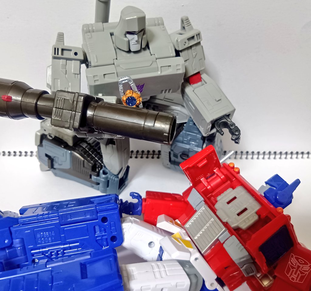 Sousi33869665's tweet photo. 「メガトロン…私のマトリクスを使え…力を合わせてユニクロンを倒すのだ…」「コンボイ…一時休戦だ、だが勘違いするなよ、わしはあいつが気に入らんだけだ…!!」　＃トランスフォーマー https://t.co/qq8emAwIBI