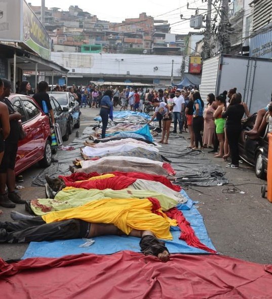 PedroRonchi2's tweet image. Depois de operação policial
O banqueiro // os favelados