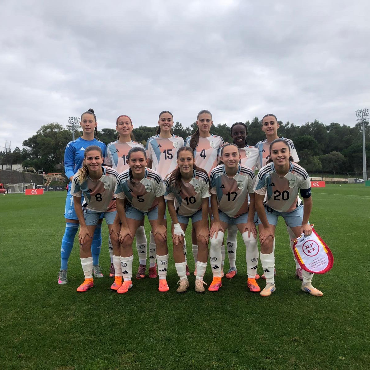 ✨ #NuestraBase brilla con una doble victoria. 

▫️Crónica #SUB19: rfef.es/es/noticias/es…
▫️Crónica #SUB17: rfef.es/es/noticias/es…

⚽️ Ambas selecciones jugarán el martes su último partido de la Ronda 1 de sus Europeos.