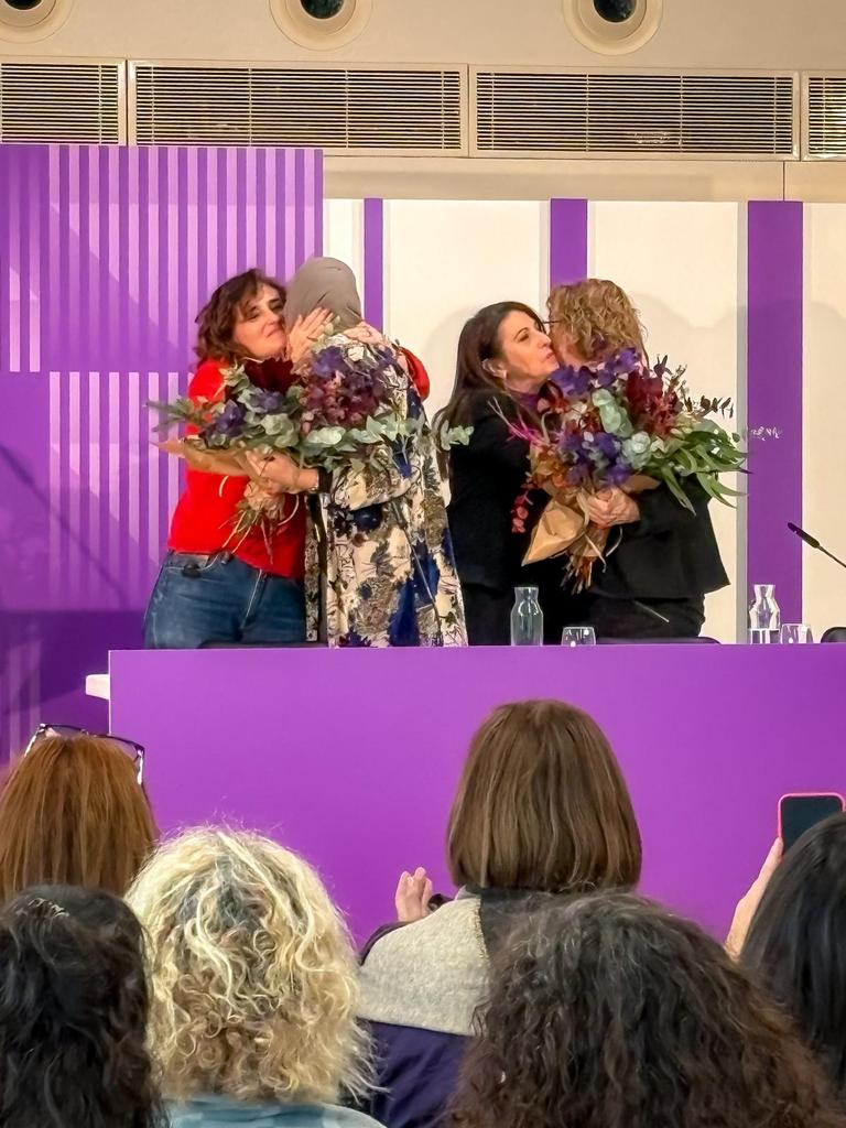 ERC_dones's tweet photo. Avui hem celebrat l’Assemblea Nacional de Dones d’@Esquerra_ERC

Agraïm la feina feta per la Meius Ferrés, la Najat Driouech i l’Alba Pijuan.
I molta empenta a la nova Mesa, amb la Meritxell Benedí al capdavant.

Força i compromís feminista 💜✊🏼

📷@lorenzoarboleda https://t.co/pNjQ3QexVO