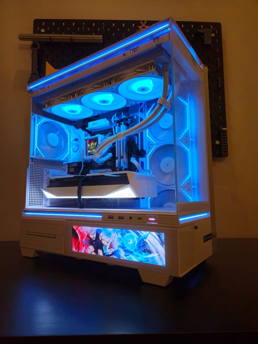 HSTech111's tweet photo. مراجعة لكيس Thermalright TL-M10 Vision

المداخل:
- مدخلين USB 3.0
- مدخل USB Type C
- مدخل سماعه

الإيجابيات:
١- الكيس سعره ٣٩٩ ريال في نون وترينديول ولكن عليه عرض في ترينديول الحين ب305 ريال
اشوف الكيس يستاهل سعره ومقدم جوده وقيمة قوية مقابل سعره

٢- الكيس شكله جميل جدًا وفيه شاشة ممتازة

٣- جودة المواد المستخدمة في الكيس ممتازة ومنافسة جدًا

٤- الكيس يشيل كروت الى حد 360mm

٥- دعم ممتاز للمبردات المائية:
- يشيل مبردات مائية 360mm
- تقدر تركب المبرد المائي فوق او يمين بدون تعب لأن الكيس واسع

٦- الكيس يشيل مبردات هوائيه الى ارتفاع 165mm
يعني يقدر يشيل مبردات مثل Thermalright Peerless Assassin 140mm Digital

٧- الكيس واسع والتركيب فيه سهل جدًا

٨-  التهوية في الكيس ممتازة والكيس فيه فتحات للتهوية من كل مكان

٩- الكيس يقدر يشيل الى عشر مراوح

١٠- ترتيب الكيابل في الكيس سهل بسبب انه مو ضيق من الخلف

السلبيات:
١- الكيس ما يجي معاه مراوح

٢- الكيس يشيل مذربورد mATX وما يشيل ATX

٣- ما يجي معاه fan hub او rgb controller

الخلاصة:
 الكيس يقدم قيمة ممتازة مقابل سعره ولو تشتريه بالخصومات حاليًا مع ٣ مراوح  TL-M12QRW X3 ومروحة اخراج TL-M12W يطلع عليك بحول ال330-400 الكيس جميل جدًا وسهل فالتركيب لكن يعيبه انه بس يشيل مذربوردmATX وعدم وجود مراوح او hub مرفق معاه