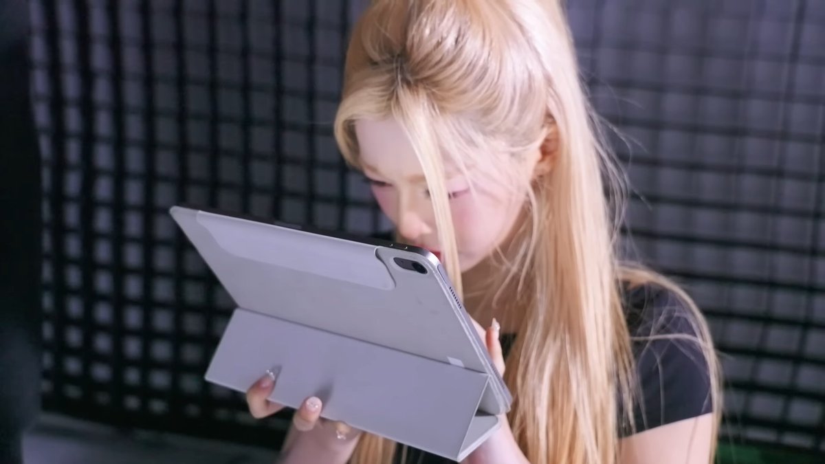 fuhmab157's tweet image. the ipad girl
