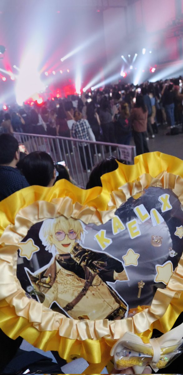 nuihajime's tweet photo. Went to the centimillimental concert today and since Kaelix said he'd be living vicariously through me at this moment, I made an uchiwa fan to bring him with me!! It was so fun having small interactions with other debonheirs! Love forever 💛
#デボネみる #cafune https://t.co/HjQo2G3Z6r
