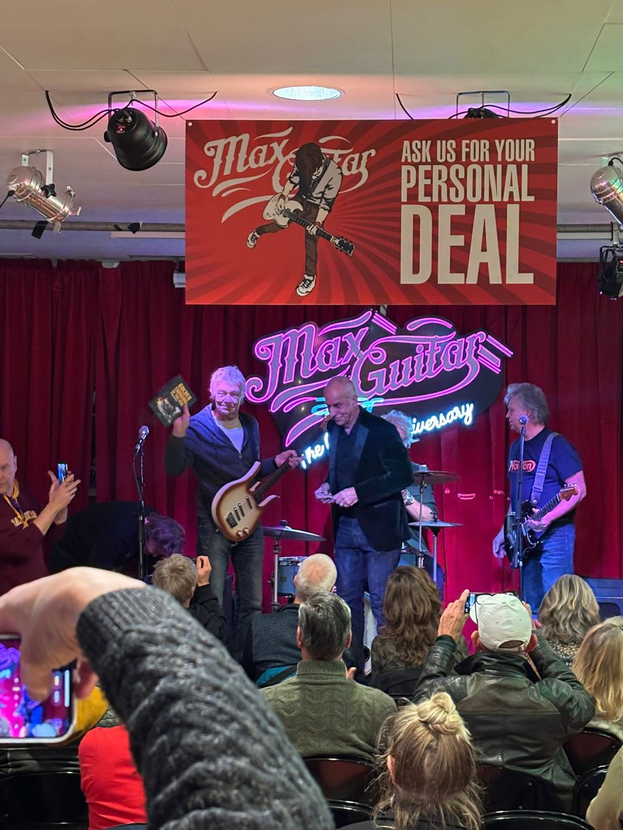 Drukke boekpresentatie van <a href="/4GoldenEarring/">GOLDEN EARRING</a> in the USA. Met prachtfoto’s van Gerard #Wessel en boordevol mooie herinneringen van de bandleden. Volgende week in de boekwinkel en nu al via internet.