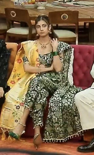 lust4ly's tweet image. ashnoor getting bashed and then there’s hana just admiring herself - i love her 😭

#bb19 #biggboss19 #FarrhanaBhatt