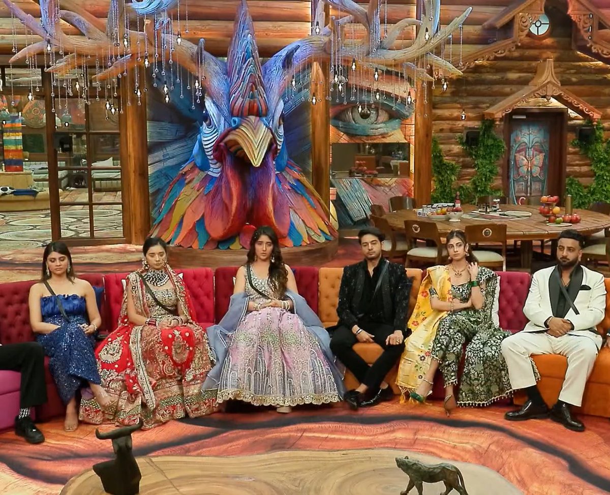 lust4ly's tweet image. ashnoor getting bashed and then there’s hana just admiring herself - i love her 😭

#bb19 #biggboss19 #FarrhanaBhatt