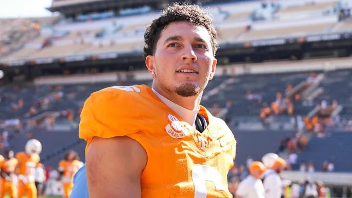 SullenSerf's tweet photo. Time to show them who the best QB in the state is #6 🍊 https://t.co/sVfxHmeYAy