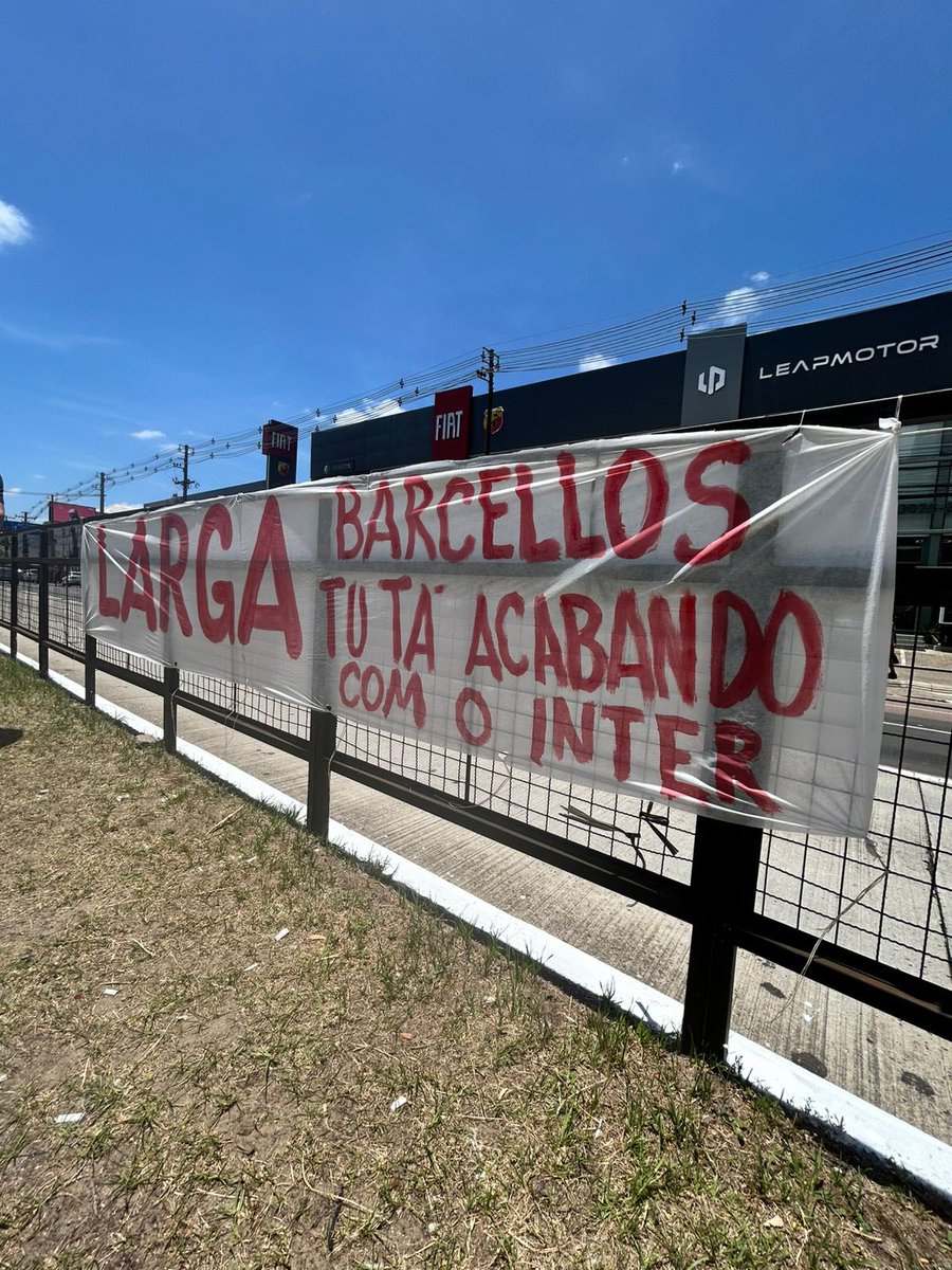 _olucasdias's tweet image. Um torcedor levou uma faixa ao Beira-Rio em protesto. Ele não tem vínculo com nenhuma organizada do clube. 

“Larga, Barcellos. Tu tá acabando com o Inter.”