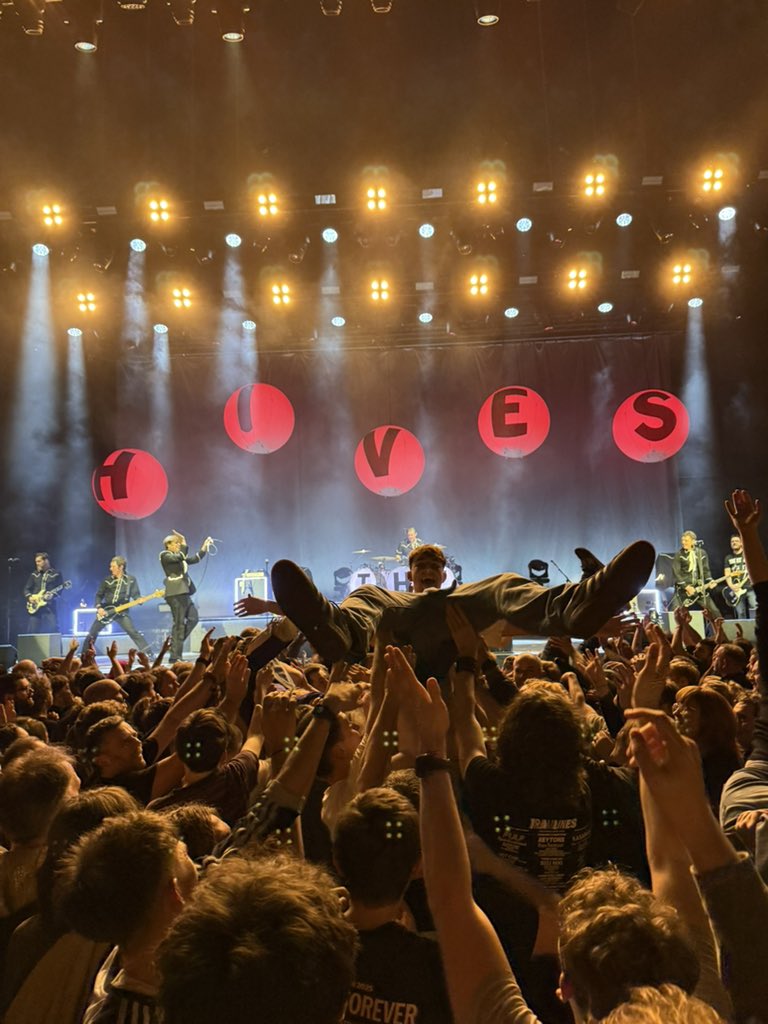 Yard Act x The Hives

Not often you see two of your favourite bands together - that was a proper gig