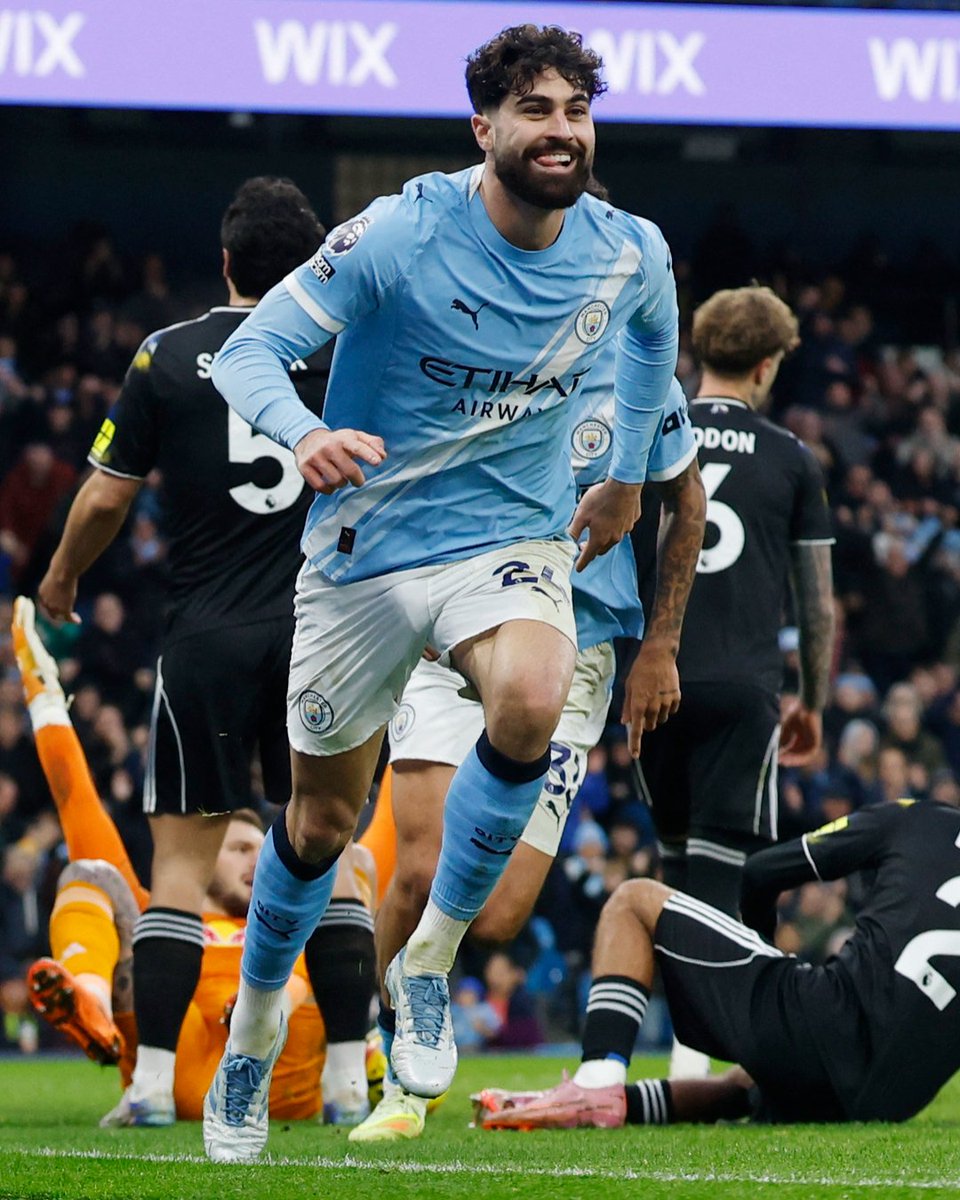 premierleague's tweet image. HALF-TIME

🐝 Brentford 0-0 Burnley 🟣
🔵 Man City 2-0 Leeds ⚪️
🐈‍⬛ Sunderland 1-2 Bournemouth 🍒