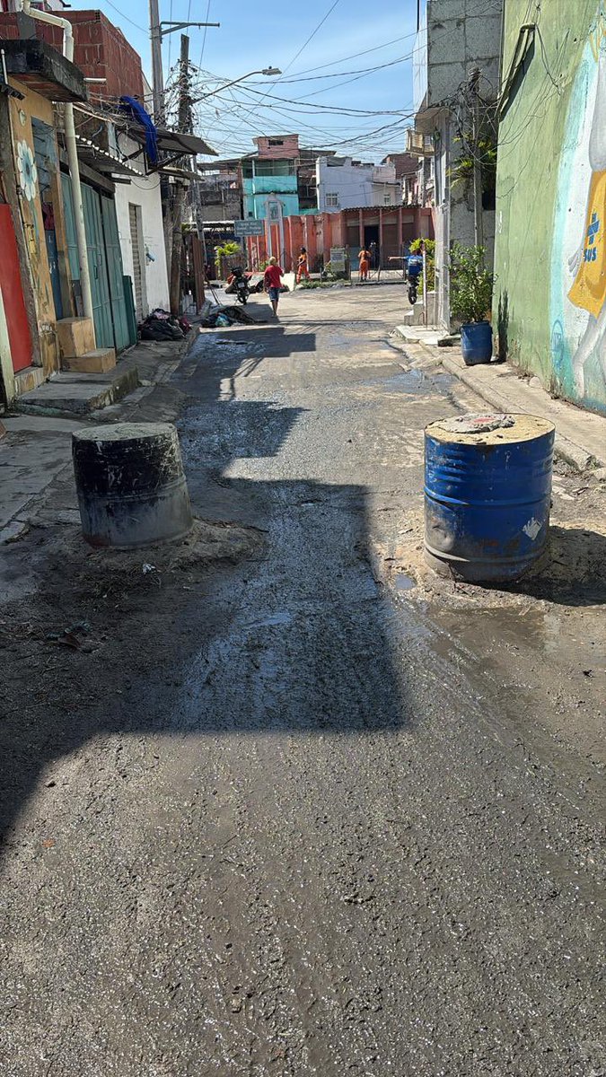 diego_vaz's tweet photo. As barreiras do tráfico atrapalham o trabalho de limpeza da conservação e da Comlurb em Manguinhos após as fortes chuvas de ontem. https://t.co/mhNgIscvs2