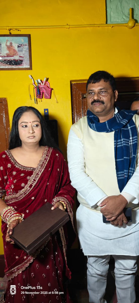 JDUUmeshSingh's tweet image. महनार विधानसभा क्षेत्र अंतर्गत हसनपुर (पंजा चौक) में श्री रविन्द्र प्रसाद सिंह जी की सुपुत्री के शुभ विवाह समारोह में सम्मिलित होकर नवविवाहित जोड़े को हार्दिक बधाई एवं सुखमय दांपत्य जीवन की शुभकामनाएँ प्रेषित कीं।