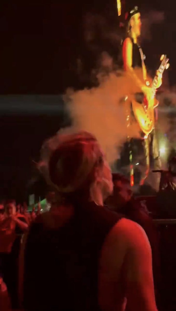 guidovoragine's tweet image. guido de airbag viendo a airbag