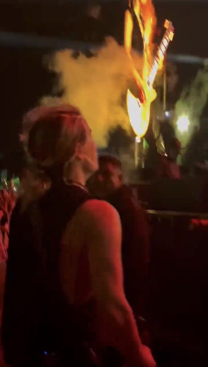 guidovoragine's tweet image. guido de airbag viendo a airbag