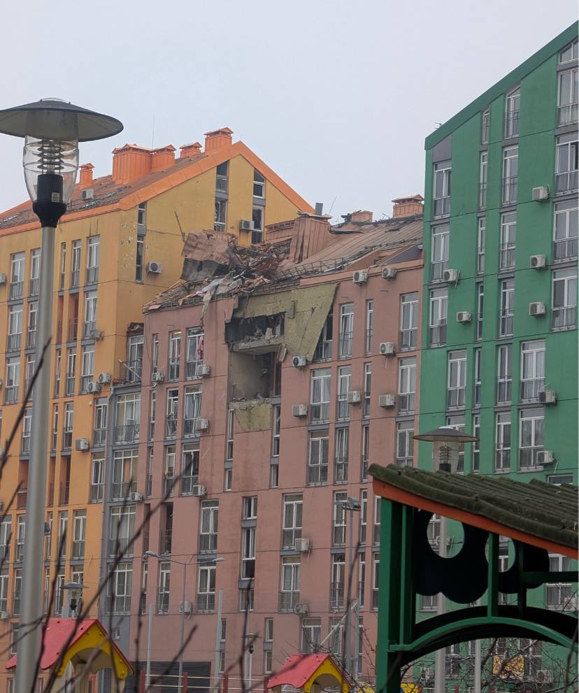 Maks_NAFO_FELLA's tweet image. 💔 A hole in the place of the apartment - Kyiv, left bank, this is what the capital's Comfort Town residential complex looks like now, during the day, after the attack by the "Shaheds".

🤬 Russians also destroy large lyceum in Dnipropetrovsk region with a guided bomb