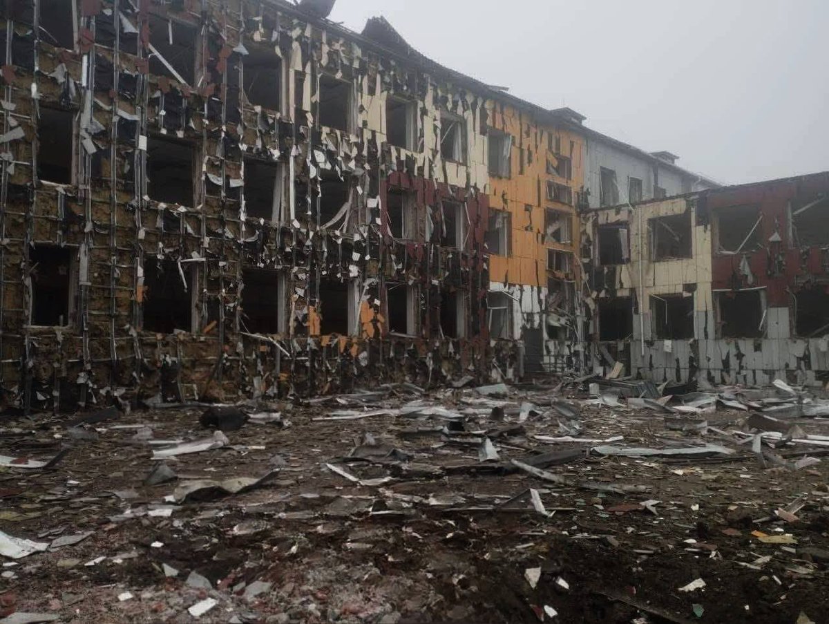 Maks_NAFO_FELLA's tweet image. 💔 A hole in the place of the apartment - Kyiv, left bank, this is what the capital's Comfort Town residential complex looks like now, during the day, after the attack by the "Shaheds".

🤬 Russians also destroy large lyceum in Dnipropetrovsk region with a guided bomb