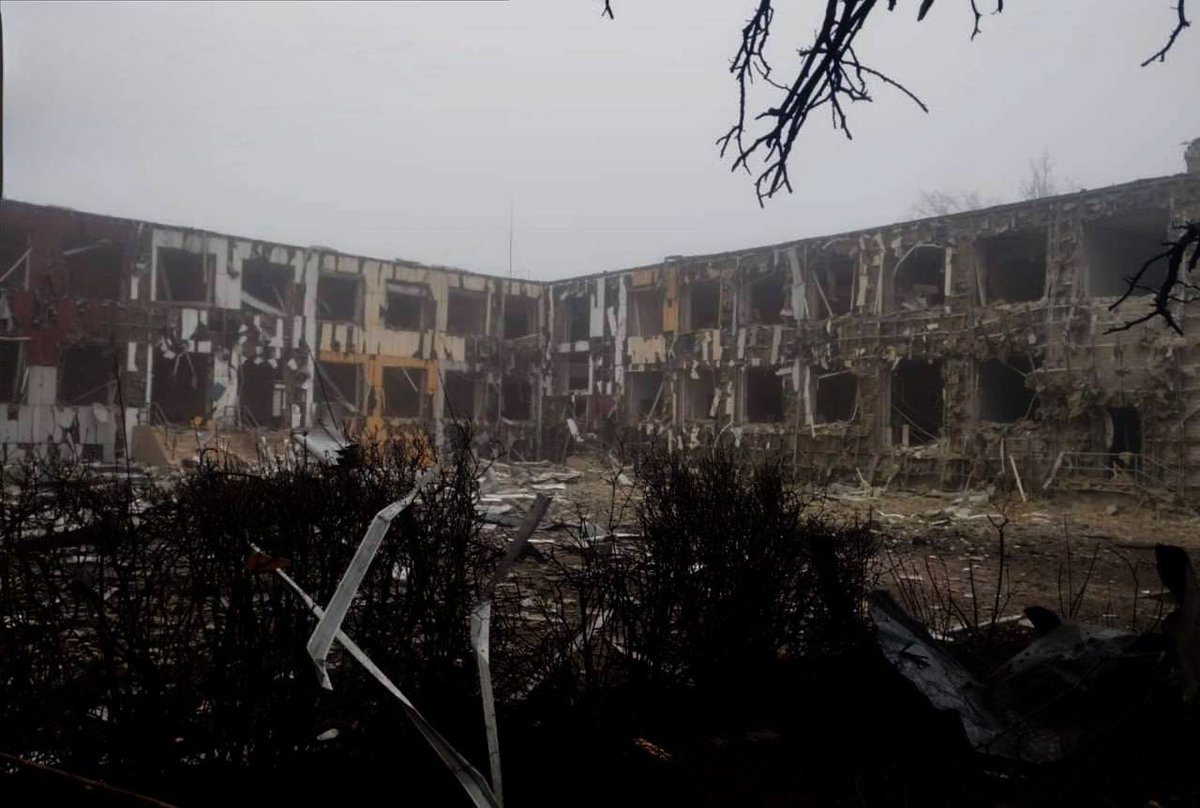 Maks_NAFO_FELLA's tweet image. 💔 A hole in the place of the apartment - Kyiv, left bank, this is what the capital's Comfort Town residential complex looks like now, during the day, after the attack by the "Shaheds".

🤬 Russians also destroy large lyceum in Dnipropetrovsk region with a guided bomb