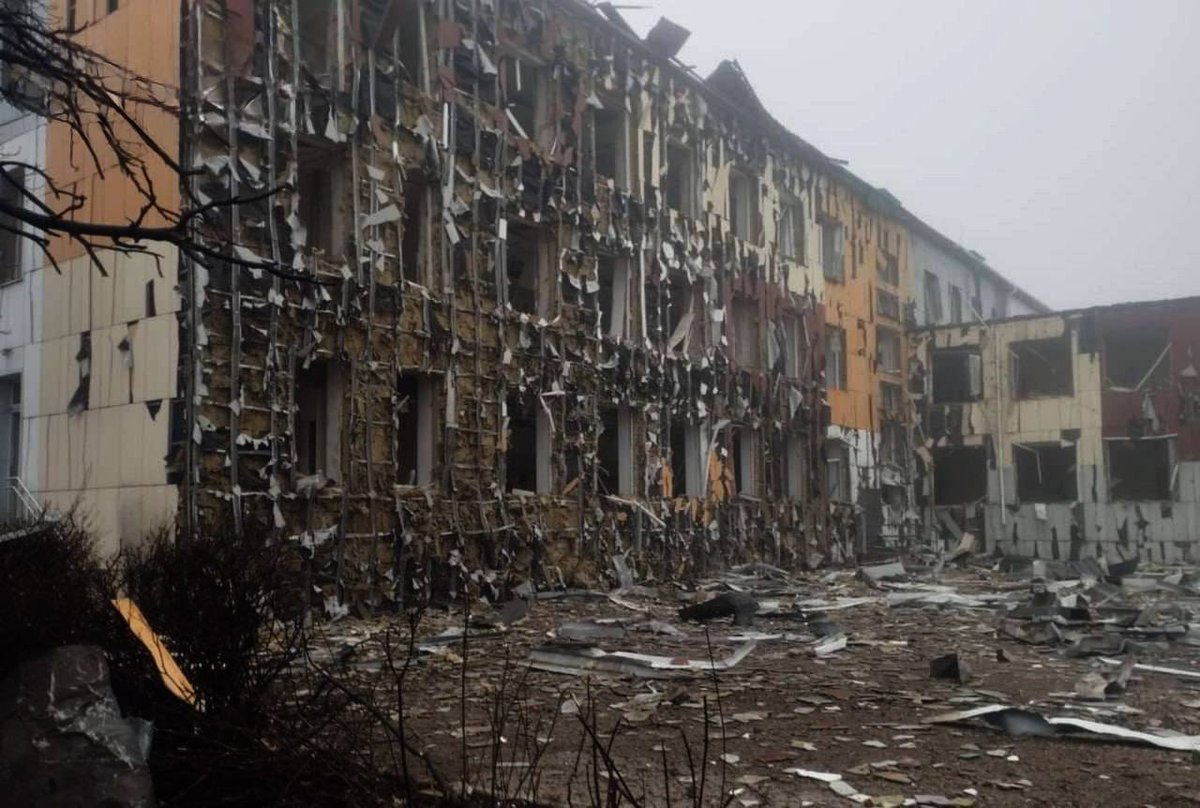 Maks_NAFO_FELLA's tweet image. 💔 A hole in the place of the apartment - Kyiv, left bank, this is what the capital's Comfort Town residential complex looks like now, during the day, after the attack by the "Shaheds".

🤬 Russians also destroy large lyceum in Dnipropetrovsk region with a guided bomb
